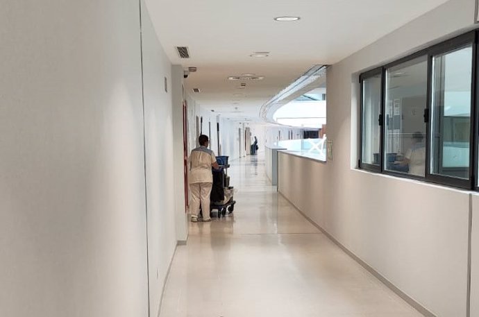 Archivo - Trabajadora de la Limpieza del Hospital Universitario de Toledo.