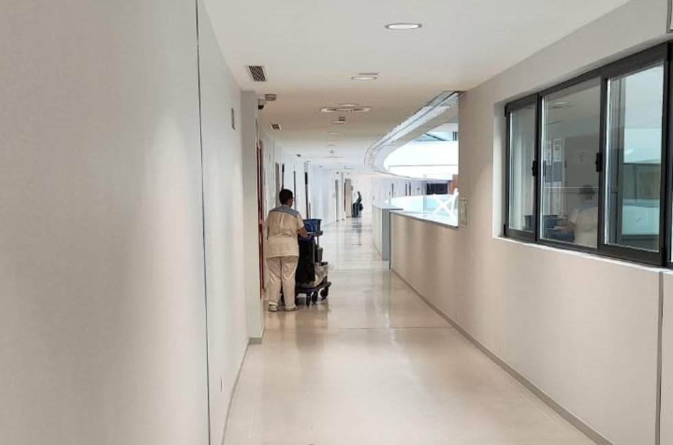 Archivo - Trabajadora de la Limpieza del Hospital Universitario de Toledo.