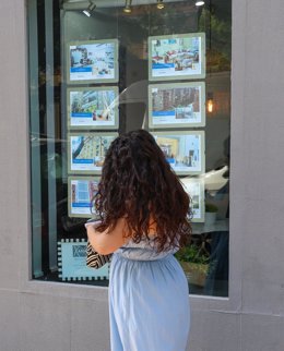 Archivo - Escaparate de una inmobiliaria, en una imagen de archivo.