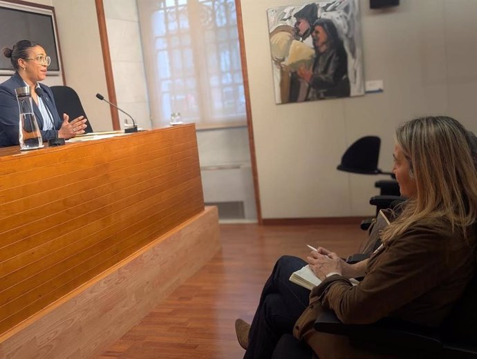 Sandra Camino da una rueda de prensa en presencia de Susana Solís