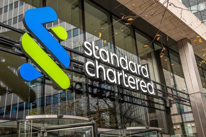 Archivo - Logo de Standard Chartered en una oficina.