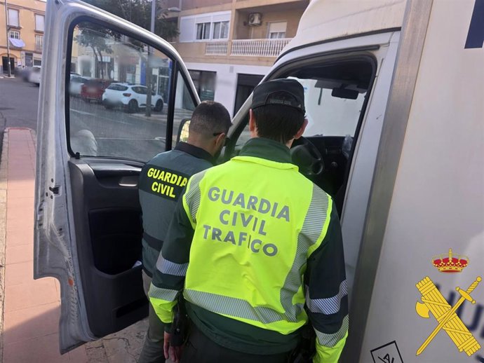 Inspección de uno de los camiones.