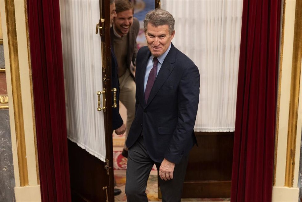 El presidente del PP, Alberto Núñez Feijóo, sale de una sesión plenaria en el Congreso de los Diputados, a 12 de febrero de 2025, en Madrid (España). 