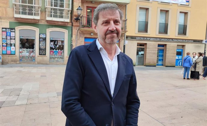 El portavoz del PSOE en el Ayuntamiento de Oviedo, Carlos Fernández Llaneza, atiende a los medios.