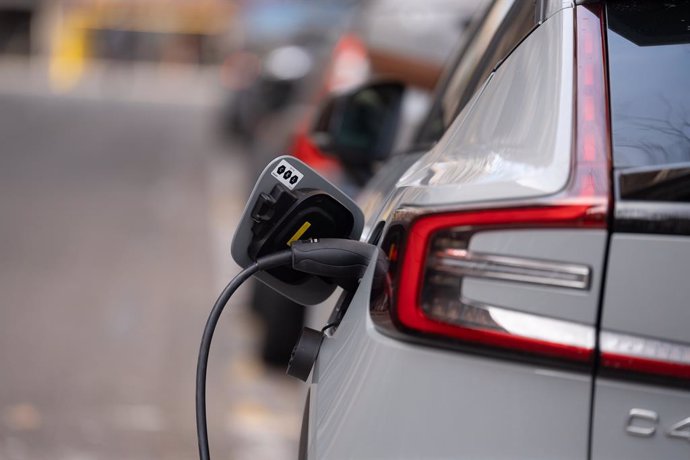 Un coche cargándose en un punto de carga público para coches eléctricos, a 14 de febrero de 2025, en Barcelona, Cataluña (España).