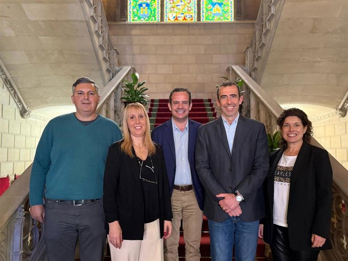 La alcaldesa de Felanitx, Catalina Soler, el conseller insular de Presidencia, Antoni Fuster, y el director general de Vivienda y Arquitectura, José Francisco Reynés.