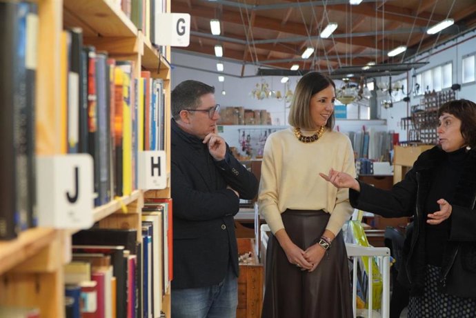 Momento de la entrega de libros a la Fundació Deixalles