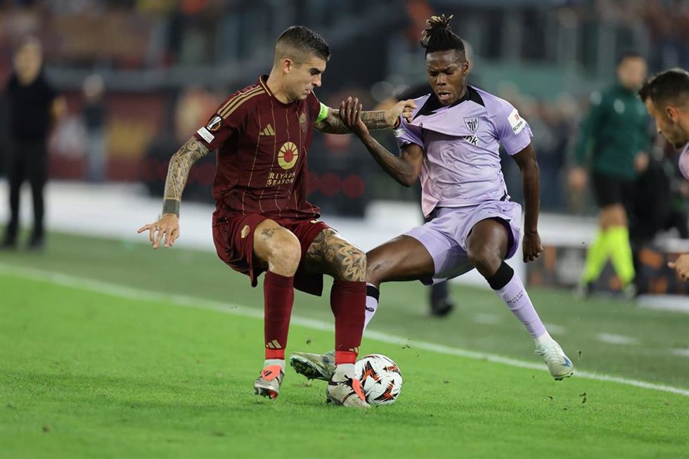 Archivo - El jugador de la AS Roma Gianluca Mancini, ante el delantero del Athletic Club Nico Williams, en la Europa League.