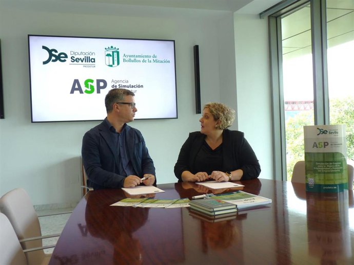 El vicepresidente de Prodetur, Rodrigo Rodríguez Hans, y la alcaldesa de Bollullos de la Mitación, Clara Monrobé,