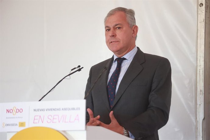 Archivo - El alcalde de Sevilla, José Luis Sanz, interviene durante el acto de colocación de la primera piedra de viviendas en Torreblanca (Imagen de archivo)