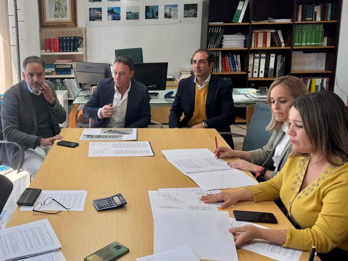 El consejero delegado de la Empresa Provincial de Vivienda y Suelo, José Manuel Cossi, en una reunión con el alcalde de Trebujena, Ramón Galán.