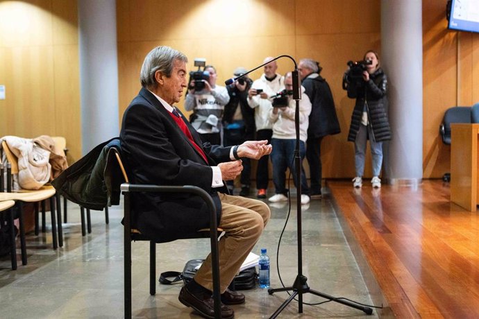 Archivo - El exvicepresidente del Gobierno de España, exministro y expresidente de Asturias, Francisco Álvarez-Cascos, durante el juicio en a la Audiencia Provincial de Oviedo, a 7 de enero de 2025, en Oviedo, Asturias (España). Álvarez-Cascos se ha senta