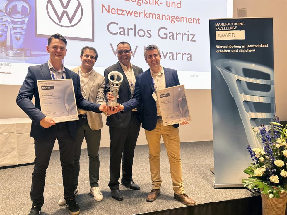 De izquierda a derecha, David Fernández, Carlos Gárriz, David García y Carlos Jiménez, con el trofeo y los diplomas acreditativos de los Premios.