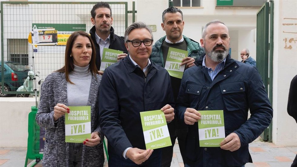 El portavoz del grupo parlamentario Vox en Andalucía Manuel Gavira; la parlamentaria autonómica Purificación Fernández; y el portavoz del grupo municipal en Fuengirola y diputado provincial, Antonio Luna, entre otros.