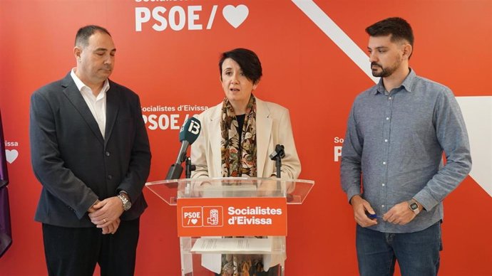 La portavoz del PSIB en el Consell de Ibiza, Elena López, en rueda de prensa