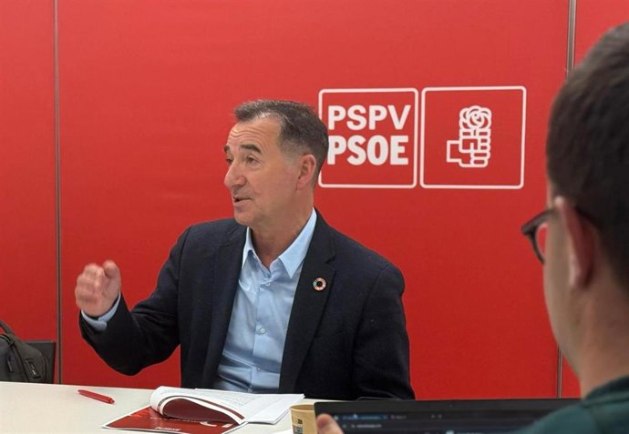 Desayuno informativo del alcalde de Riba-roja de Túria y candidato a la secretaría general del PSPV-PSOE de la provincia de Valencia, Robert Raga