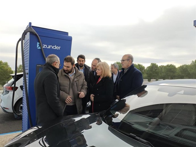 Leticia García inaugura la mayor estación de recarga ultrarrápida en Villalpando, en Zamora, de la empresa Zander.