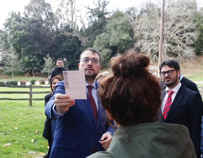 Adrián Barbón, en Llanes