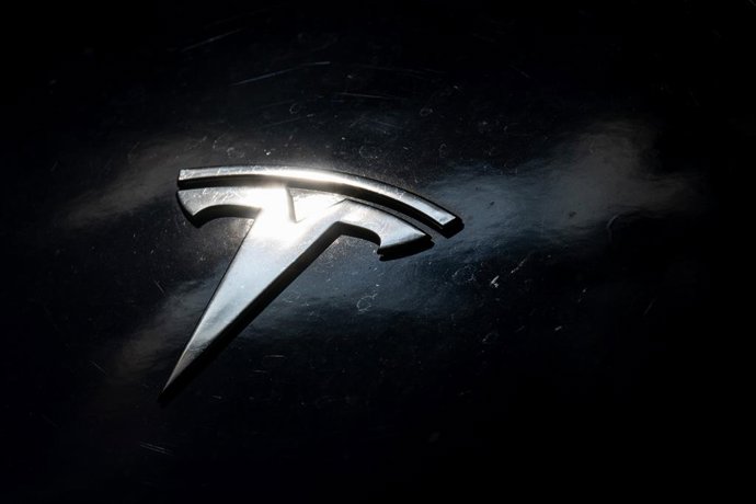 Archivo - FILED - 23 April 2024, Berlin: The Tesla logo is pictured on a car. Photo: Sebastian Gollnow/dpa
