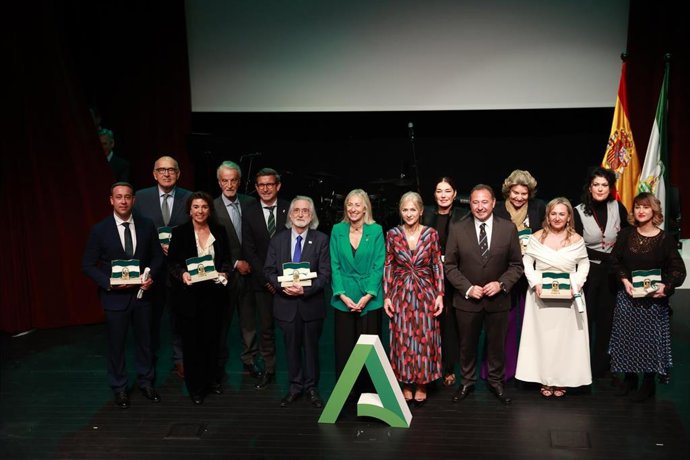 Foto de grupo de los premiados y los responsables de la Junta en el acto de las banderas