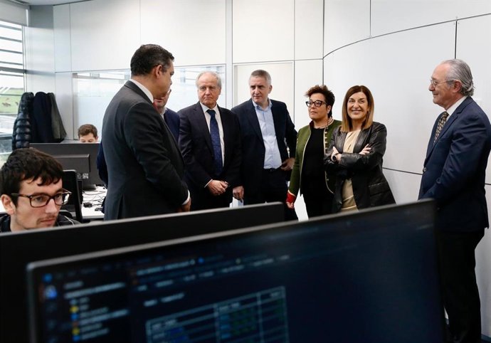 La presidenta de Cantabria, María José Sáenz de Buruaga, en las instalaciones de NWorld en la Torre Xtela