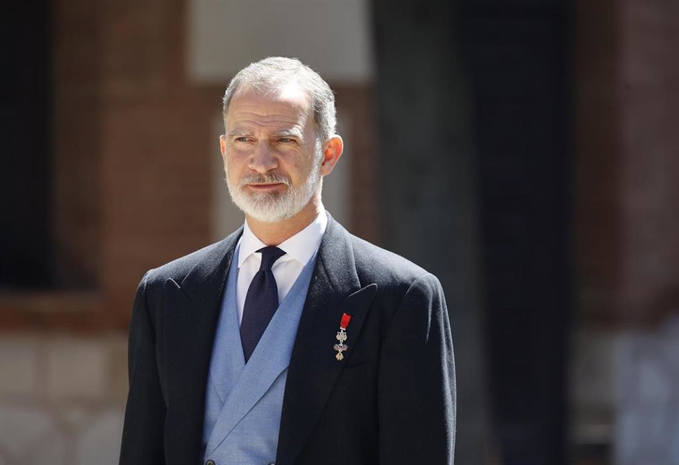 Archivo - El Rey Felipe tras la entrega del Premio 'Miguel de Cervantes' 2023 en el paraninfo de la Universidad de Alcalá