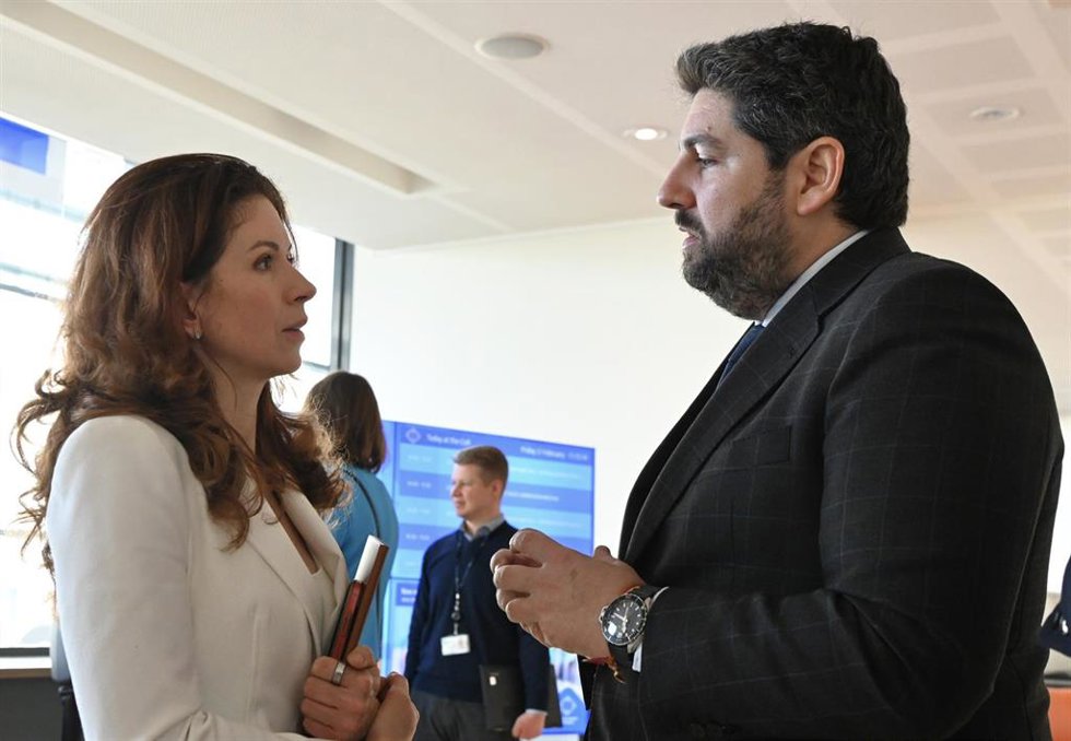 El presidente de la Región de Murcia, Fernando López Miras, con la nueva presidenta del Comité Europeo de las Regiones, Kata Tütt