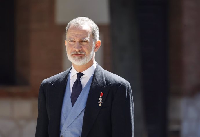 Archivo - El Rey Felipe tras la entrega del Premio 'Miguel de Cervantes' 2023 en el paraninfo de la Universidad de Alcalá, a 23 de abril de 2024, en Alcalá de Henares (España). El jurado le ha otorgado el premio a Luis Mateo Díez por “ser uno de los grand