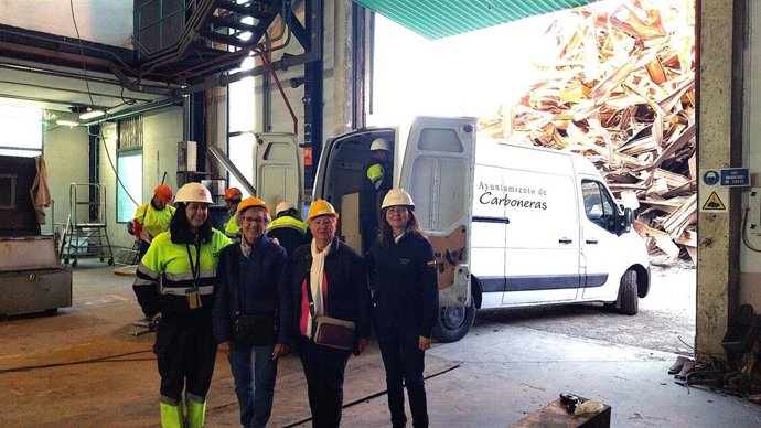 Representantes de la Asociación de Mujeres Mariana Pineda de Carboneras (Almería) recogen material donado por Endesa en el proceso de desmantelamiento de la Central Térmica Litoral.