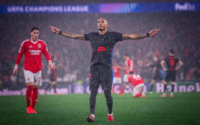 El jugador del FC Barcelona Raphinha celebra un gol en la victoria blaugrana sobre el Benfica (4-5) en el Estádio da Luz de Lisboa, en la Fase Liga de la 'Champions' 2024/25