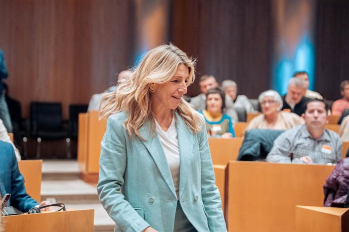 A segunda vice-presidente e ministra do Trabalho e Economia Social, Yolanda Díaz, durante a conferncia "A UE na era Trump: perspectivas da esquerda", no Congresso dos Deputados, em 20 de fevereiro de 2025, em Madri (Espanha). Vários políticos