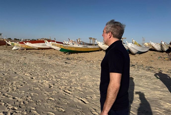 El presidente del Gobierno de Canarias, Fernando Clavijo, en la costa de Mauritania