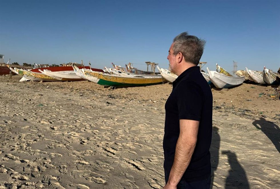 El presidente del Gobierno de Canarias, Fernando Clavijo, en la costa de Mauritania
