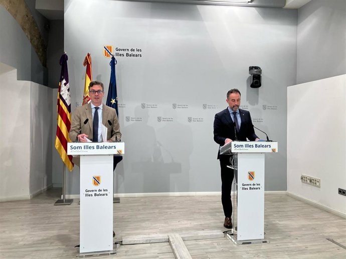 El conseller de Vivienda, Territorio y Movilidad, José Luis Mateo (d), en la rueda de prensa posterior al Consell de Govern.