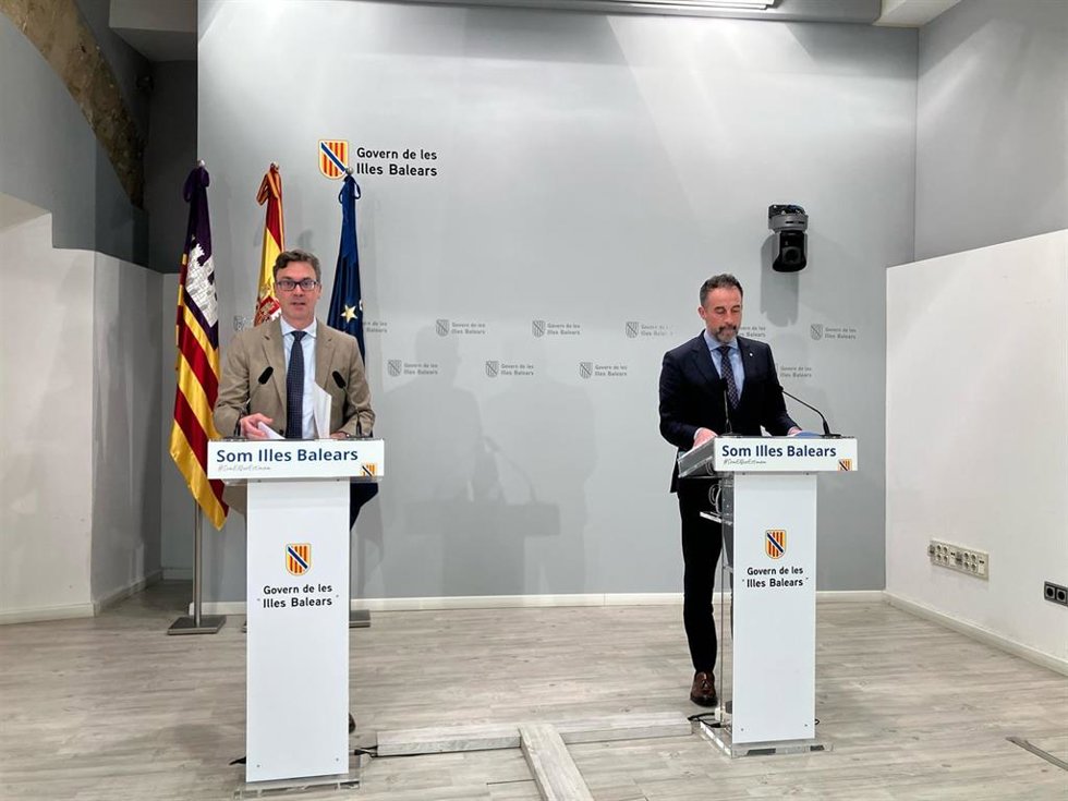 El conseller de Vivienda, Territorio y Movilidad, José Luis Mateo (d), en la rueda de prensa posterior al Consell de Govern.