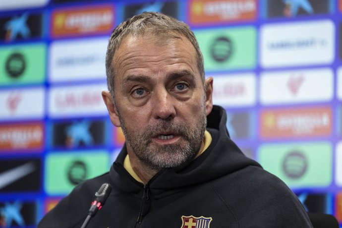 Hansi Flick, técnico do FC Barcelona, participa de sua coletiva de imprensa durante o dia de treinamento do FC Barcelona antes da partida de futebol da Liga Espanhola, La Liga EA Sports, contra o Sevilla CF na Ciudad Esportiva Joan Gamper em 08 de feverei