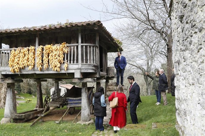 Adrián Barbón, en un hórreo de Llanes
