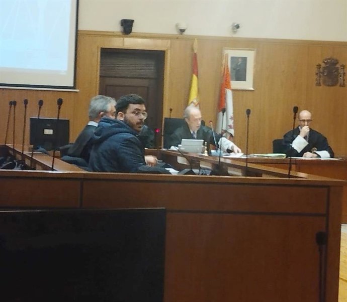 Un experto en ciberdelincuencia apunta sin dudas al 'hacker' acusado de estafar 52.000 euros a un vallisoletano. En la foto, el acusado y su letrado defensor al inicio del juicio en la Audiencia de Valladolid.