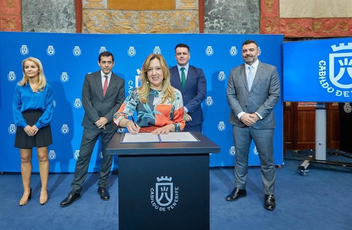 La presidenta del Cabildo de tenerife, Rosa Dávila, en la firma de un convenio tecnológico con Tecnalia y EAVE
