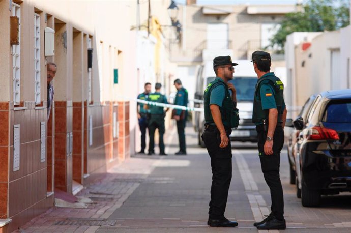 Archivo - La Guardia Civil en el lugar donde se produjo el crimen machista de La Mojonera (Almería) el pasado 22 de octubre. 