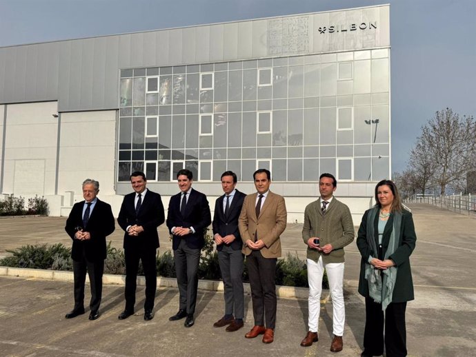 Nieto (3º dcha.), junto a los responsables de Silbon y su Fundación, con Fuentes (izda.) y Bellido (2º izda.), en las instalaciones de Silbon.