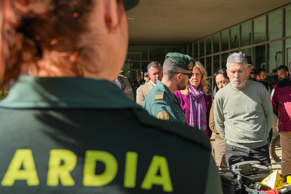 El ministro del Interior, Fernando Grande-Marlaska durante la visita a la exhibición de material incautado por el SEPRONA. A 20 de febrero de 2025 en Almonte, Huelva (Andalucía, España). El ministro del Interior, Fernando Grande-Marlaska, acompañado por