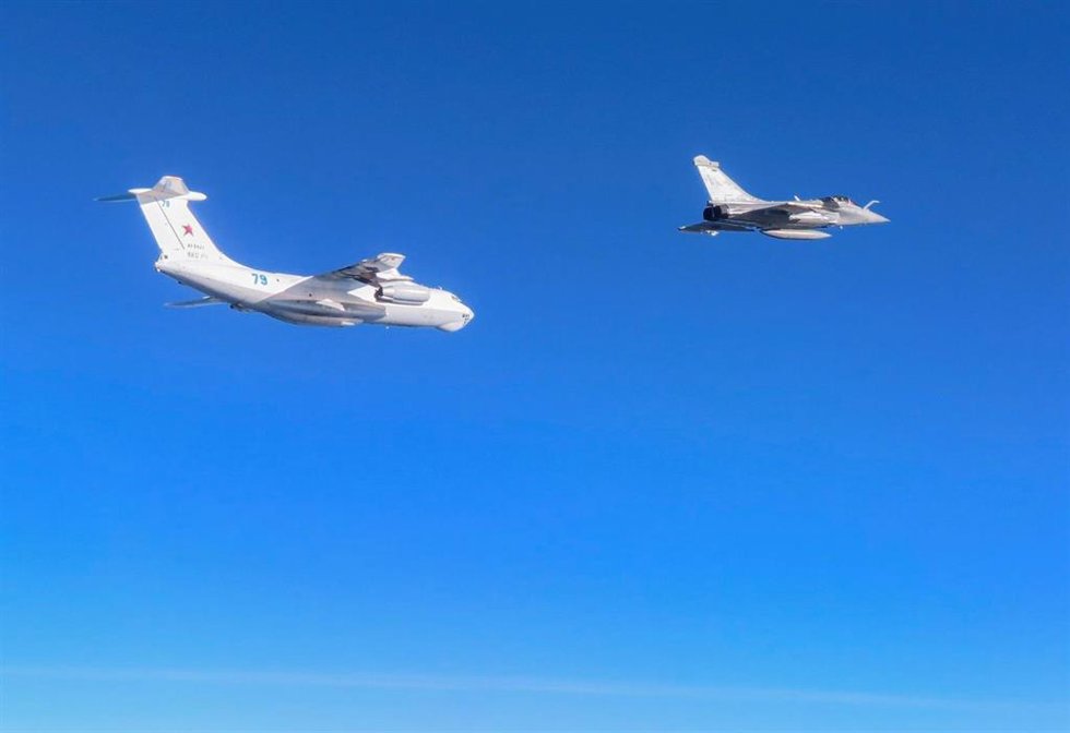 Aviones Rafale escoltan a un avión militar ruso