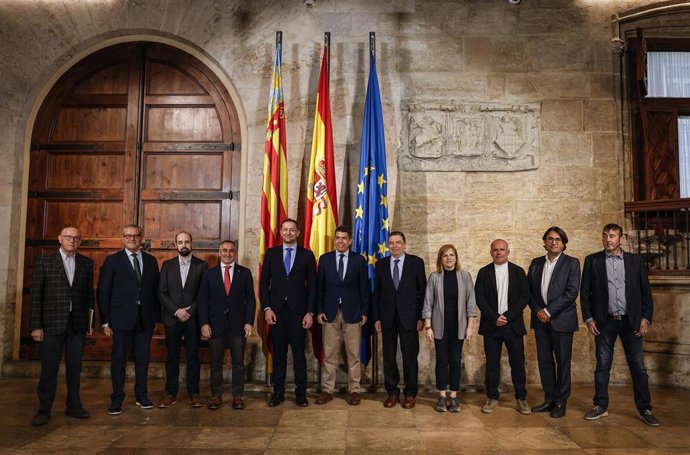 Reunión del comisario europeo de Agricultura, Christophe Hansen; el ministro de Agricultura, Luis Planas; el presidente de la Generalitat, Carlos Mazón, y otras autoridades, con representantes de las organizaciones agrarias valencianas
