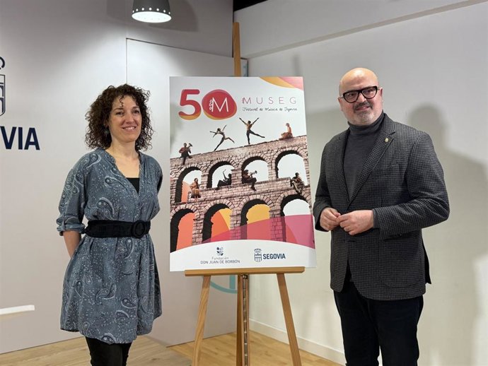 Cartel del festival. Foto de la directora del Museg, Noelia Gómez, y el concejal de Cultura, Juan Carlos Monroy .