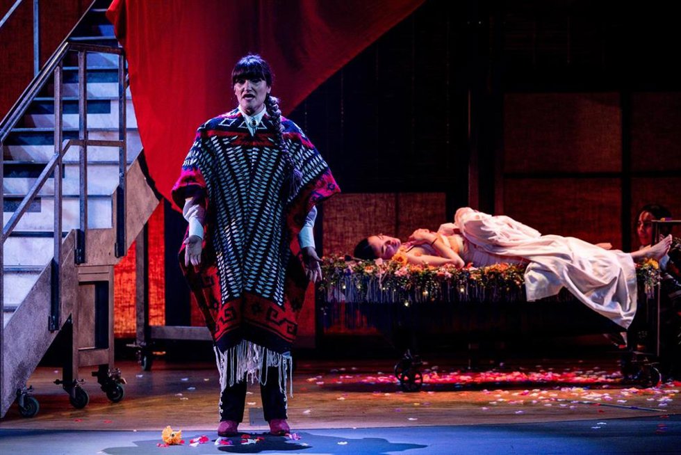 La intérprete Rozalén durante una rueda de prensa sobre la obra teatral Chavela, en el Teatro Marquina, a 21 de febrero de 2025, en Madrid (España). La obra que homenajea la vida y legado de la cantante Chavela Vargas, nos presenta a Chavela en su últ