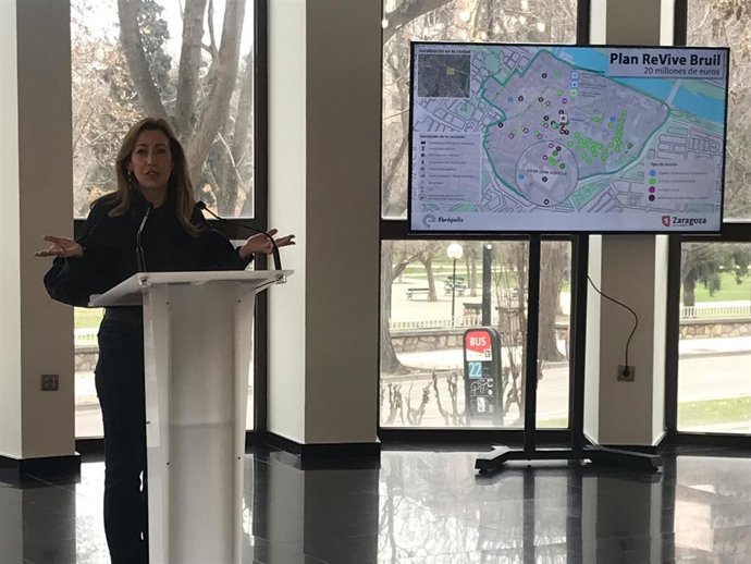 La alcaldesa de Zaragoza, Natalia Chueca, explica el proyecto "Plan Revive Bruil"