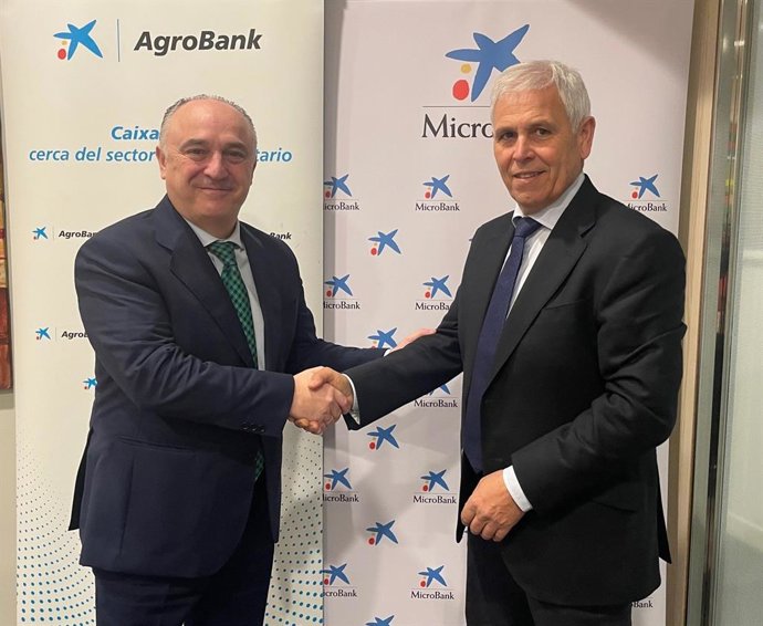 Imagen del director territorial de CaixaBank en Andalucía, Juan Ignacio Zafra, y el presidente de Cooperativas Agro-alimentarias de Andalucía, Fulgencio Torres.