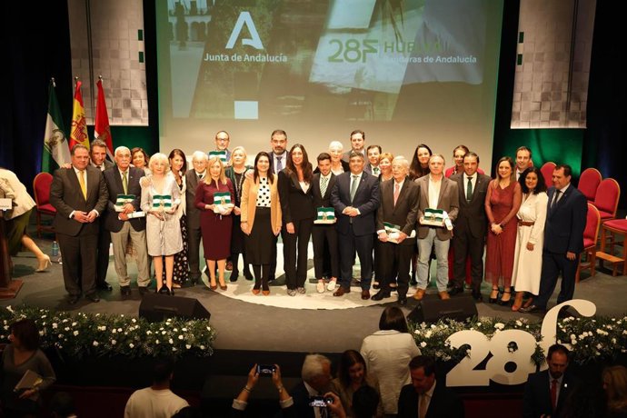 Foto de familia de entrega de las Banderas de Andalucía en Huelva.