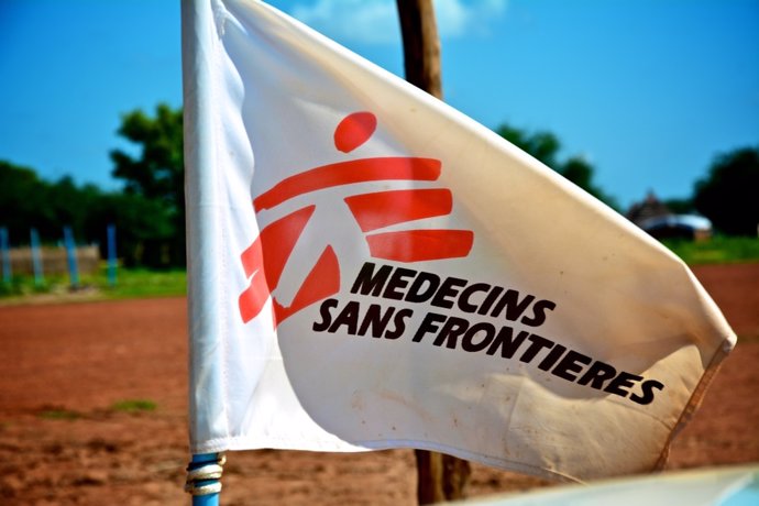 Archivo - Bandera con el logo de la organización no gubernamental Médicos Sin Fronteras (MSF)